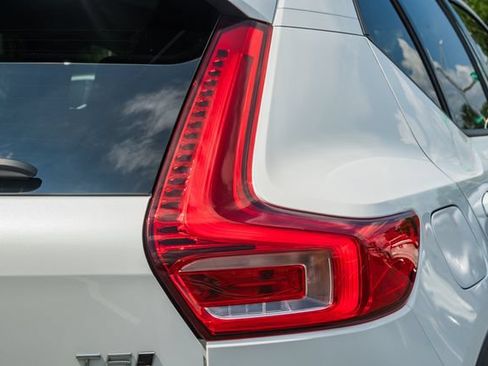 Used 2021 Volvo XC40 T5 Momentum w/ Premium Package AWD/4WD image 7