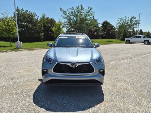 Used 2024 Toyota Highlander XLE AWD/4WD image 2