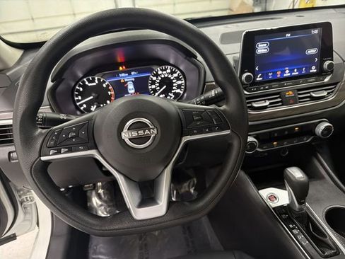 Used 2025 Nissan Altima 2.5 SV FWD image 17