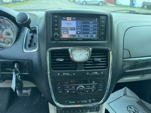 Used 2012 Chrysler Town & Country Limited w/ Luxury Group FWD image 15
