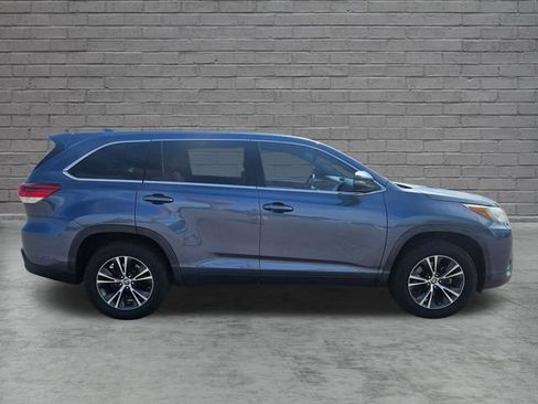 Used 2019 Toyota Highlander Plus FWD image 6