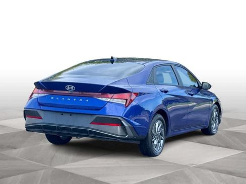 Used 2024 Hyundai Elantra SEL FWD image 8