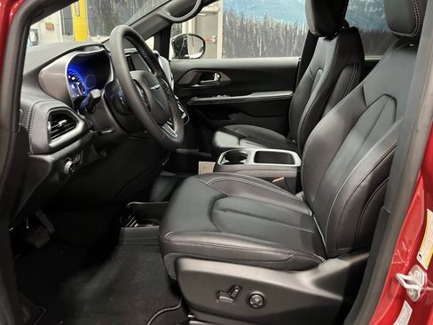 New 2026 Chrysler Pacifica Select AWD/4WD image 10