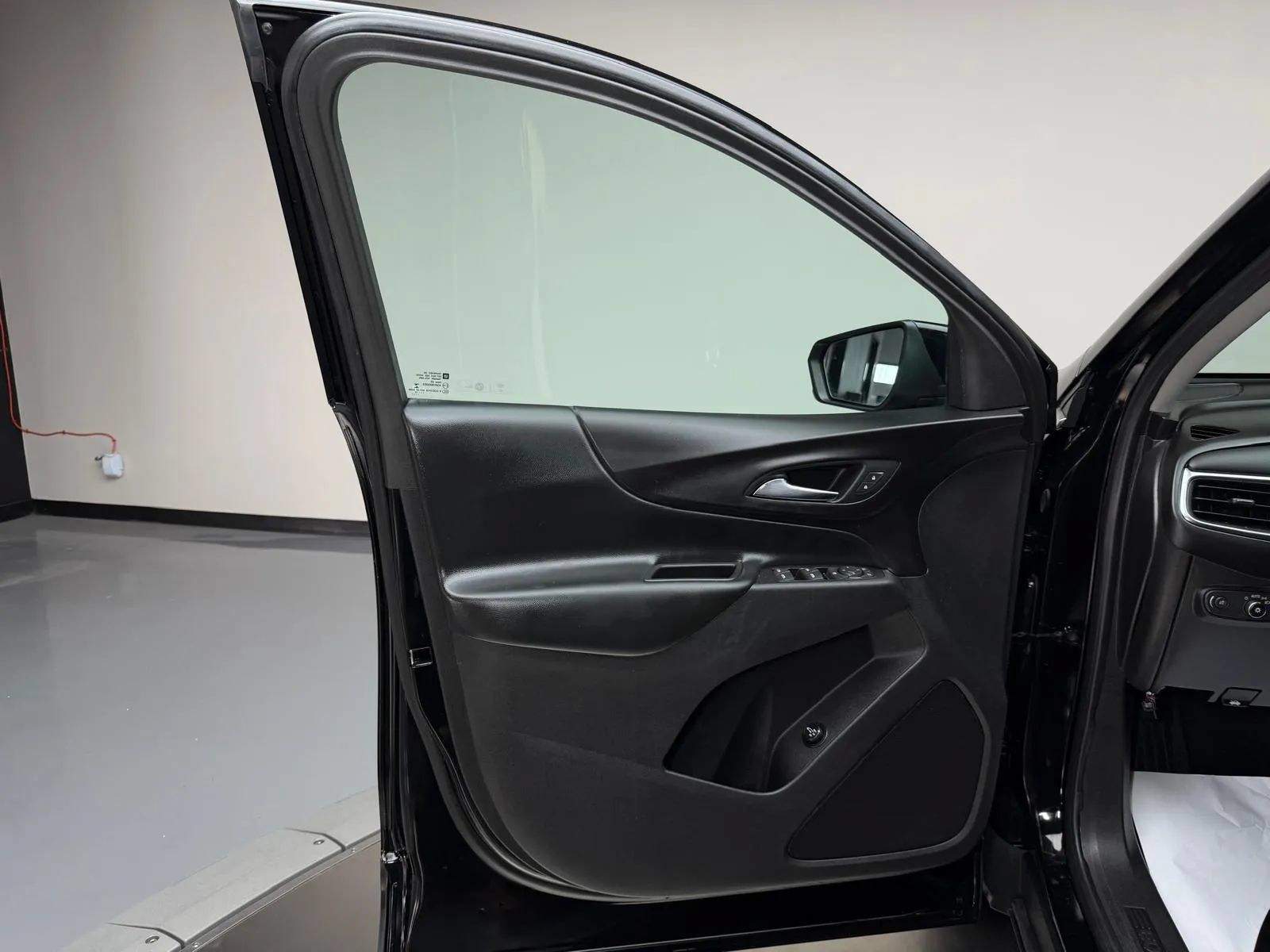 Used 2018 Chevrolet Equinox LT FWD image 23