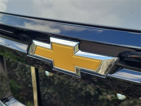 Used 2025 Chevrolet Traverse LT image 5