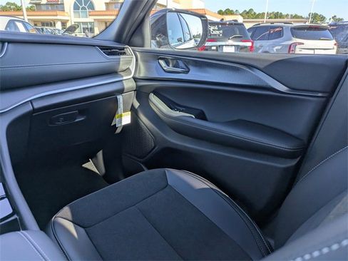 New 2025 Jeep Grand Cherokee L Altitude image 18