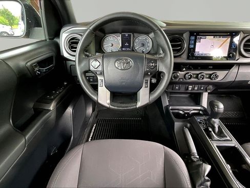 Used 2018 Toyota Tacoma TRD Off-Road AWD/4WD image 9