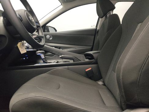 Used 2025 Hyundai Elantra SE image 17