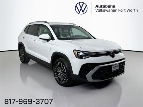 Certified 2025 Volkswagen Taos SE image 1
