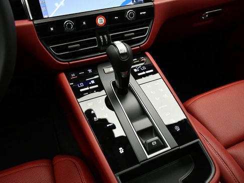 Certified 2026 Porsche Macan AWD/4WD image 33