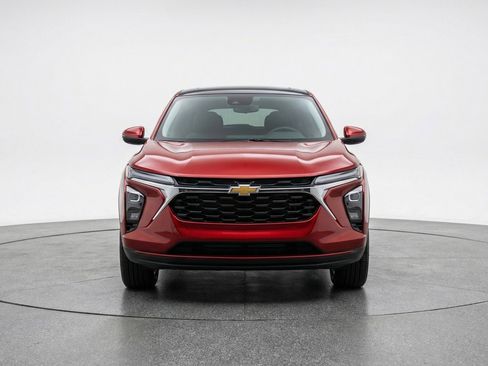 Used 2025 Chevrolet Trax LT w/ LT Convenience Package image 2