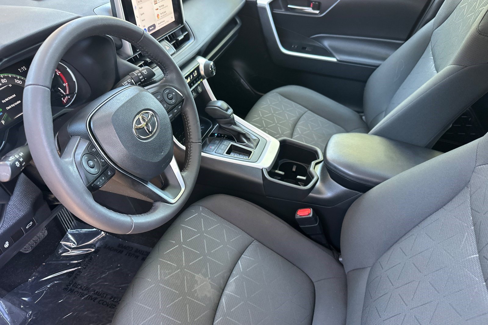Used 2024 Toyota RAV4 XLE w/ Convenience Package FWD image 4
