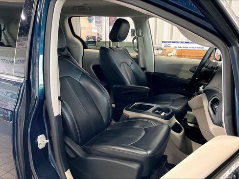 Used 2023 Chrysler Pacifica Touring-L FWD image 24
