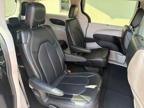 Used 2024 Chrysler Pacifica Touring-L FWD image 20