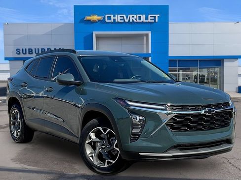 Used 2025 Chevrolet Trax LT w/ Sunroof Package FWD image 2