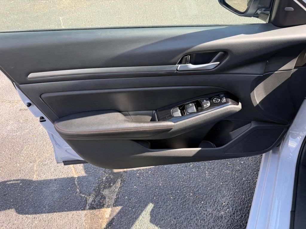 Used 2024 Nissan Altima 2.5 SR FWD image 14