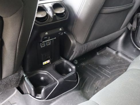 Used 2018 Jeep Wrangler Unlimited Sahara AWD/4WD image 16