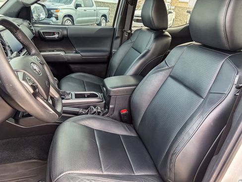 Used 2021 Toyota Tacoma TRD Off-Road w/ TRD Premium Off Road Package image 17