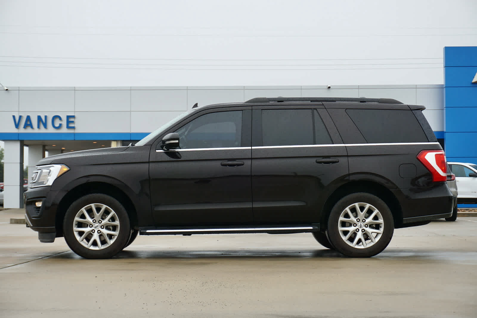 Used 2021 Ford Expedition XLT AWD/4WD image 2