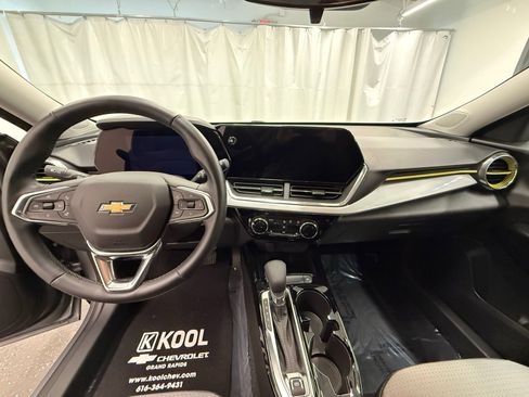 Used 2024 Chevrolet Trax LT w/ Driver Confidence Package image 17