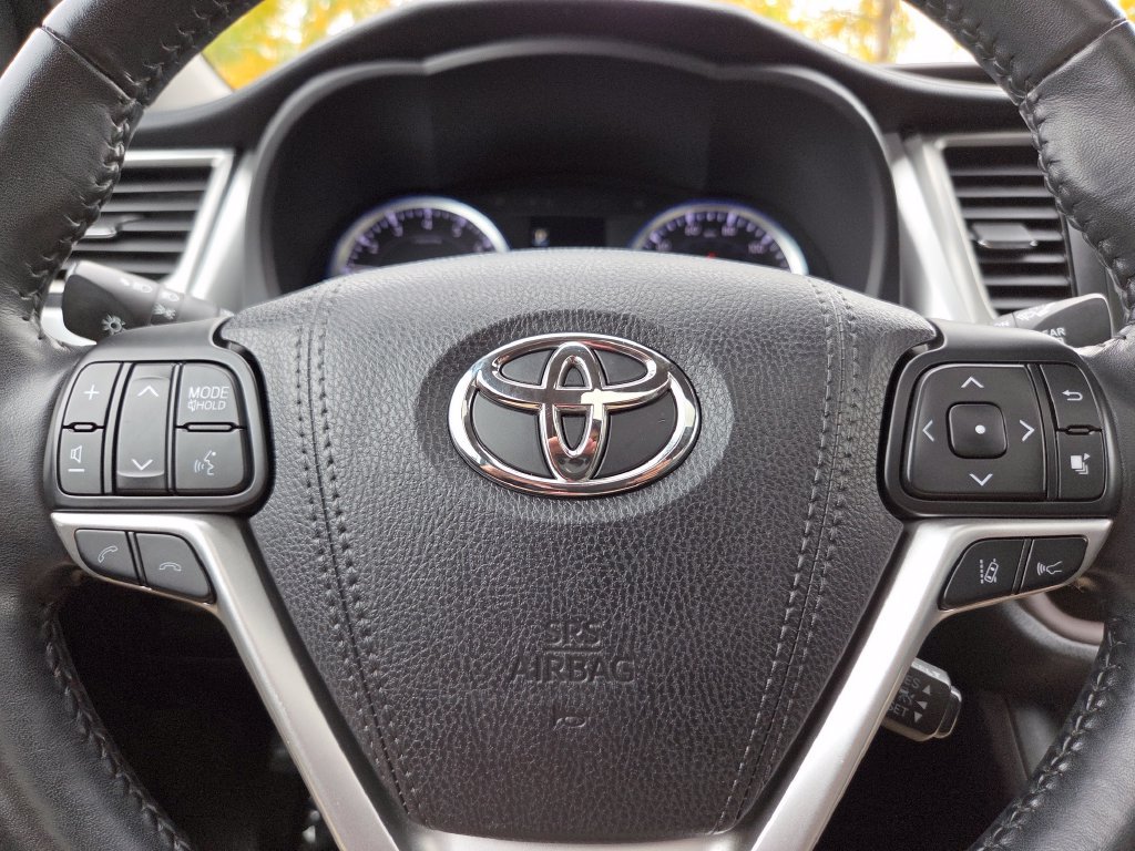 Used 2018 Toyota Highlander XLE AWD/4WD image 35