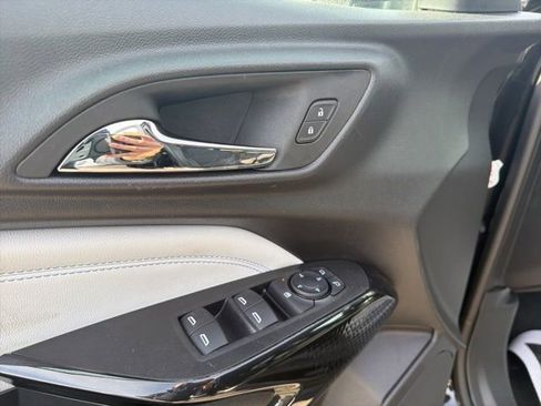 Used 2025 Chevrolet Trax LT w/ LT Convenience Package image 12