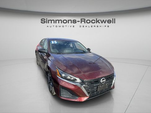 Used 2025 Nissan Altima 2.5 SV FWD image 3
