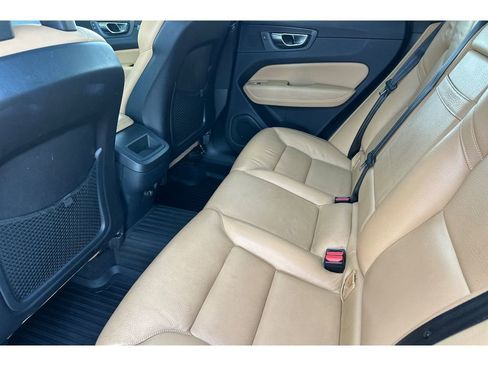 Used 2018 Volvo XC60 T5 Momentum image 13
