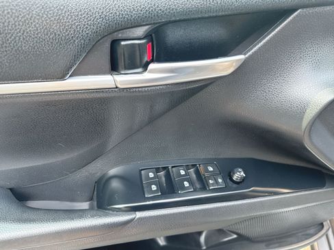 Used 2019 Toyota Camry SE FWD image 9
