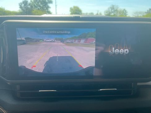 Used 2024 Jeep Gladiator Sport image 18