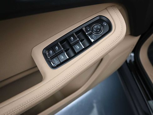 Certified 2025 Porsche Macan AWD/4WD image 6