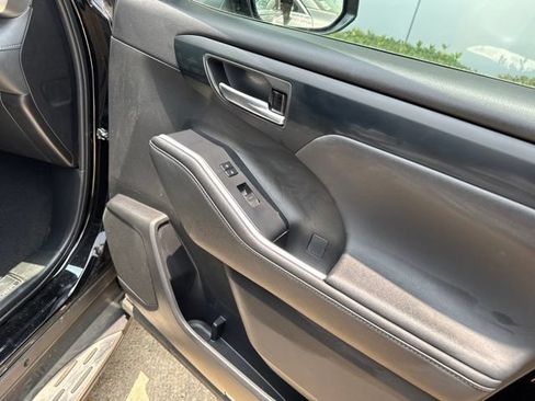 Used 2023 Toyota Highlander XLE FWD image 14