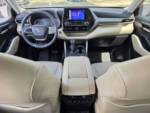 Used 2024 Toyota Highlander XLE FWD image 7