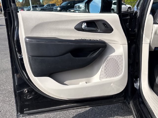 Used 2024 Chrysler Pacifica Touring-L FWD image 14