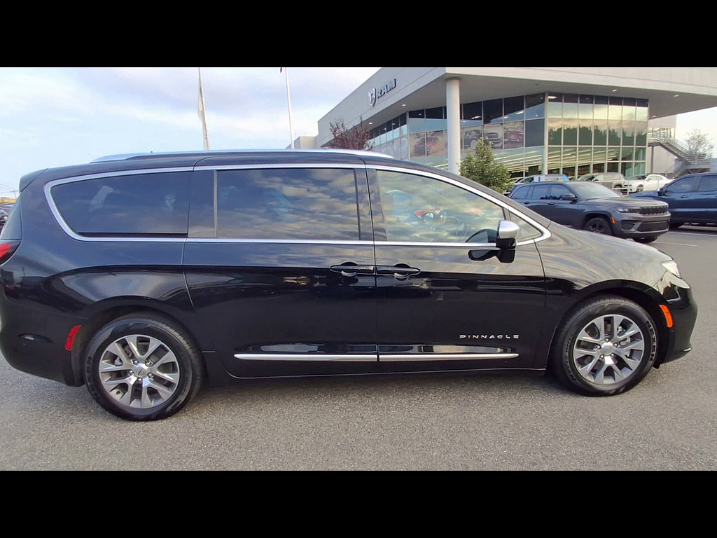 Used 2025 Chrysler Pacifica Pinnacle FWD image 9