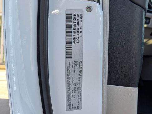 Used 2024 Chrysler Pacifica Touring-L image 33