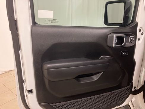 Used 2024 Jeep Wrangler Rubicon w/ Technology Group image 9