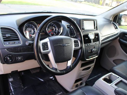 Used 2016 Chrysler Town & Country Touring FWD image 16