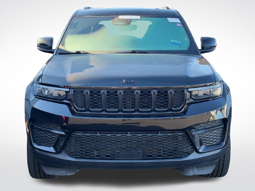 Used 2024 Jeep Grand Cherokee Altitude AWD/4WD image 3