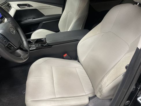 Used 2025 Toyota Camry XLE FWD image 16