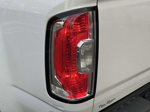 Used 2022 GMC Canyon Denali image 11