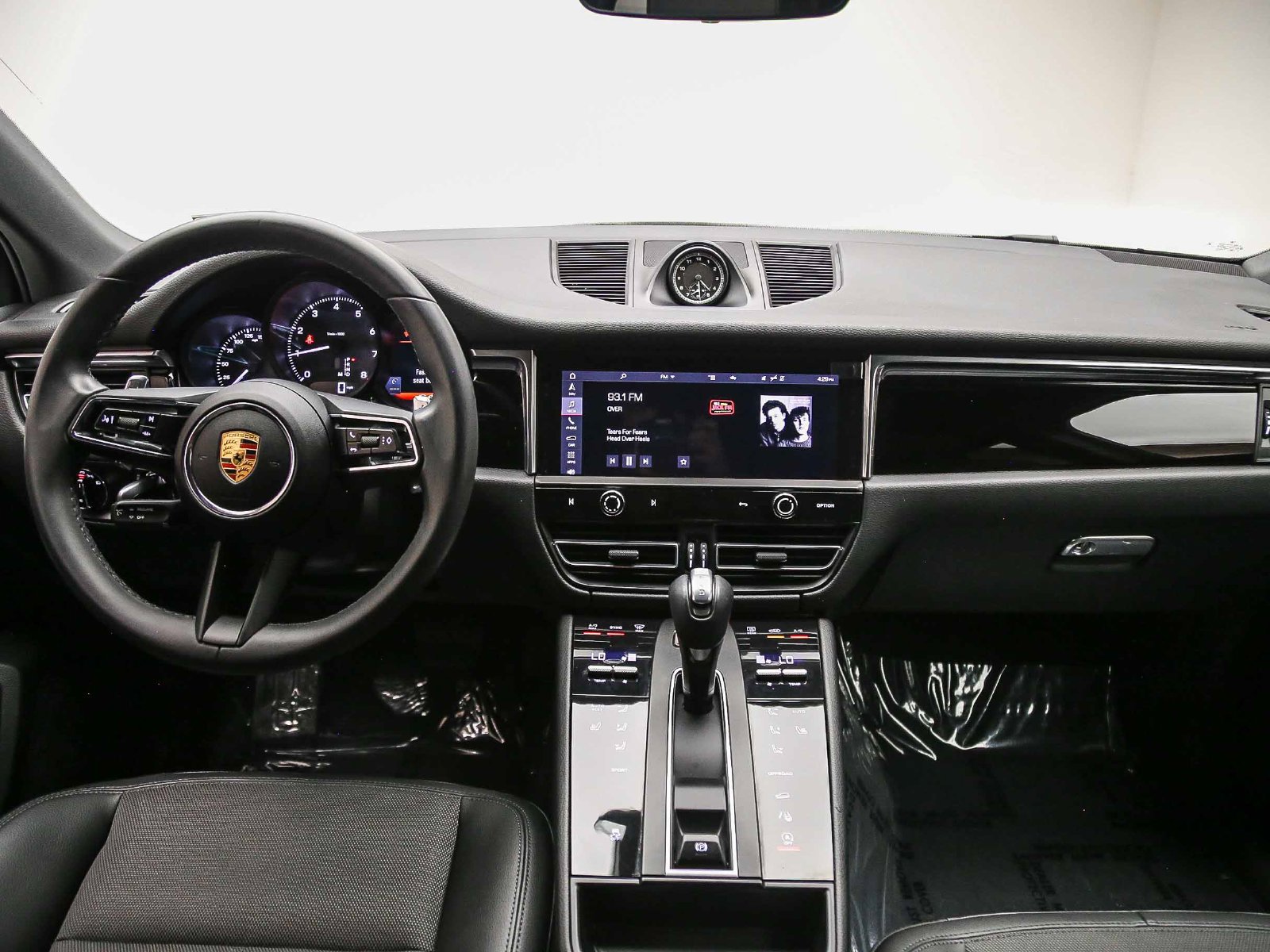 Certified 2022 Porsche Macan AWD/4WD image 16
