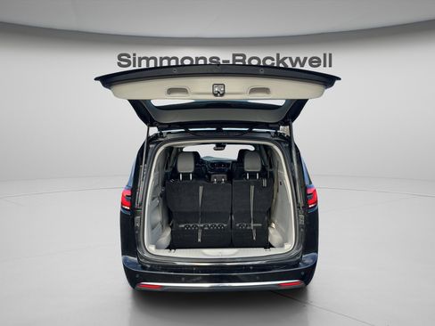 Used 2024 Chrysler Pacifica Touring-L image 10