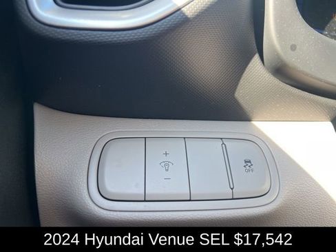 Used 2024 Hyundai Venue SEL image 25
