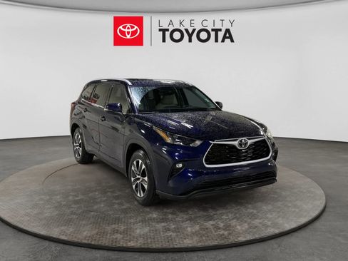 Used 2022 Toyota Highlander XLE FWD image 13