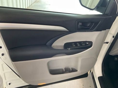 Used 2018 Toyota Highlander LE FWD image 5