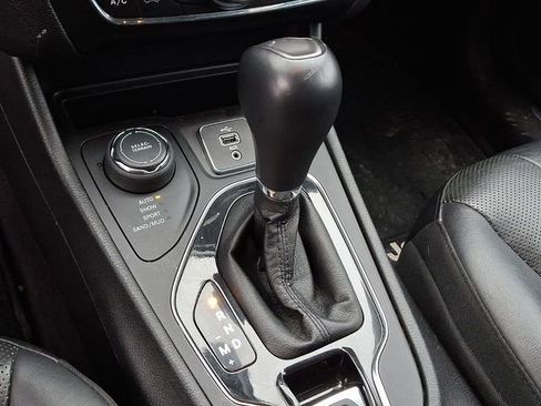 Used 2019 Jeep Cherokee Limited image 18