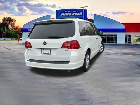 Used 2014 Volkswagen Routan SEL Premium FWD image 7