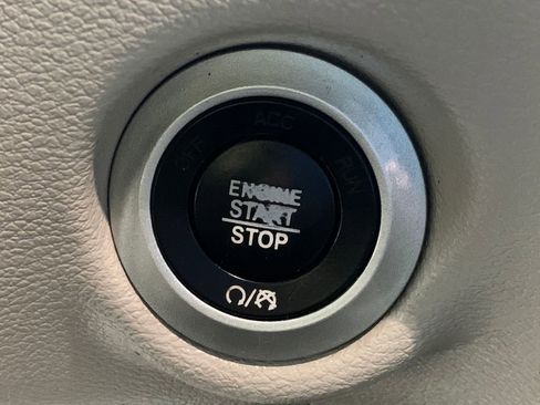 Used 2017 Chrysler Pacifica Touring-L w/ Tire & Wheel Group image 27