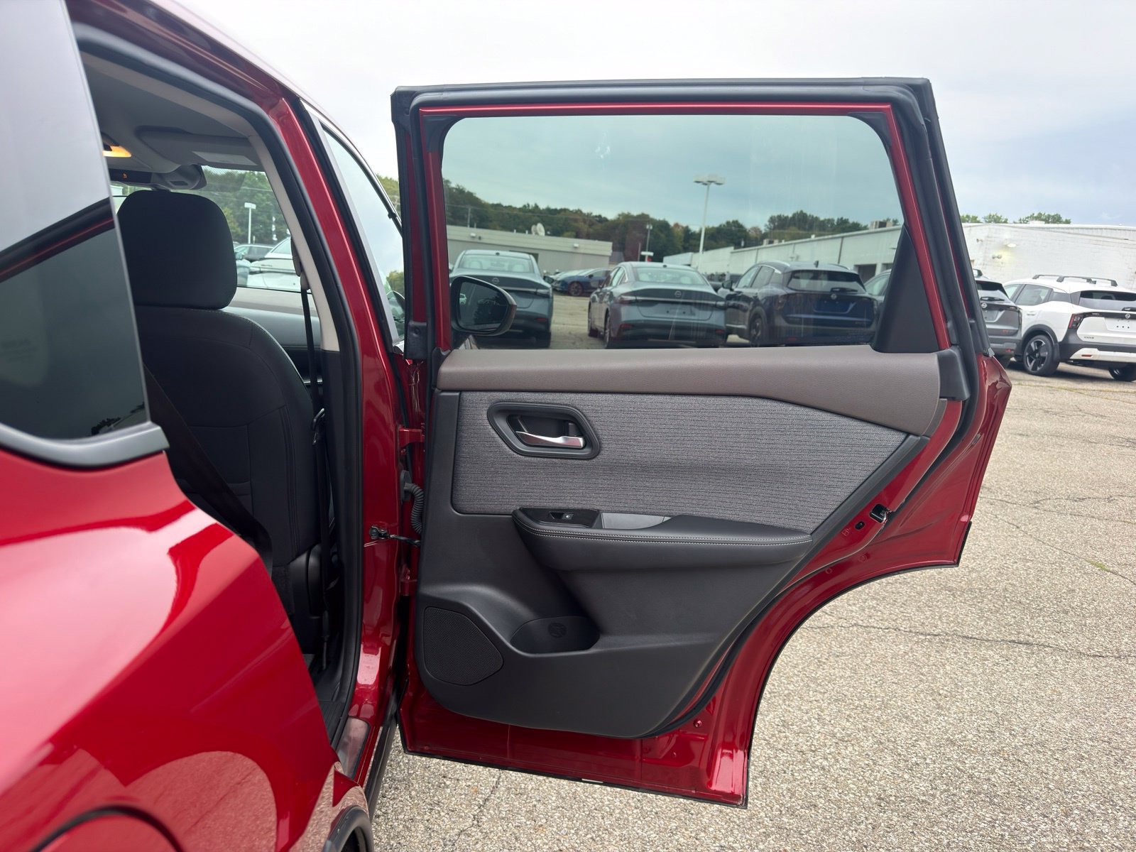 Used 2023 Nissan Rogue SV AWD/4WD image 32
